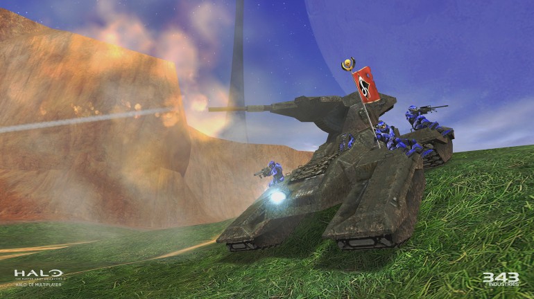 Screenshot of the multiplayer mode for Halo: Combat Evolved. In this picture are 4 players from the Blue Team capturing the Read Team flag.